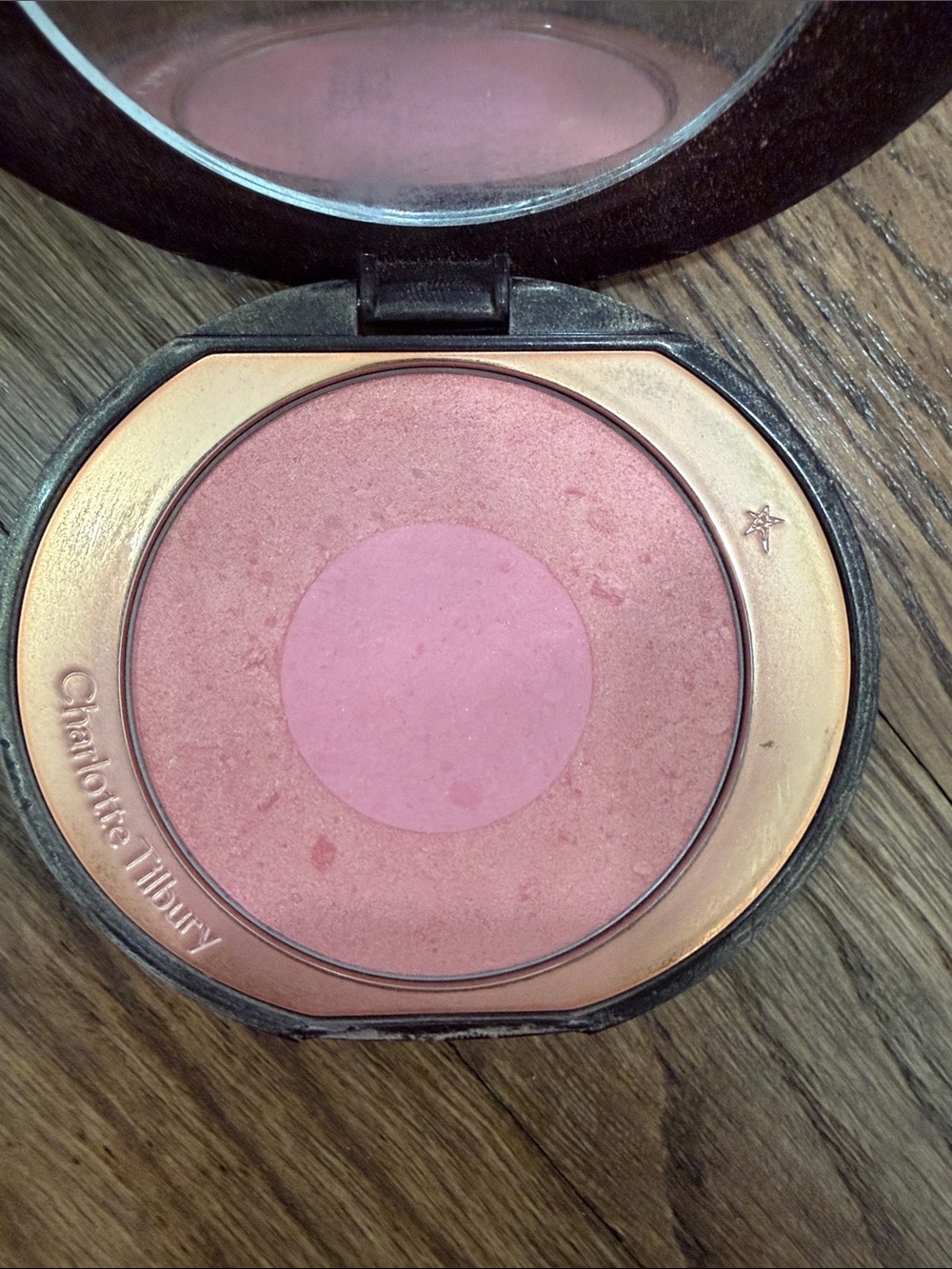 Charlotte Tilbury Cheek To Chic Swish & Pop Blusher Love Glow